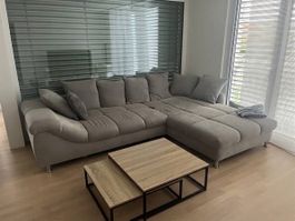 Ecksofa grau mit Ottomane und Kissen