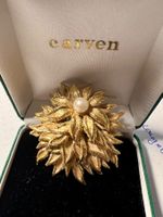 Carven Brosche Blattgold Optik mit Perle in Box von Carven