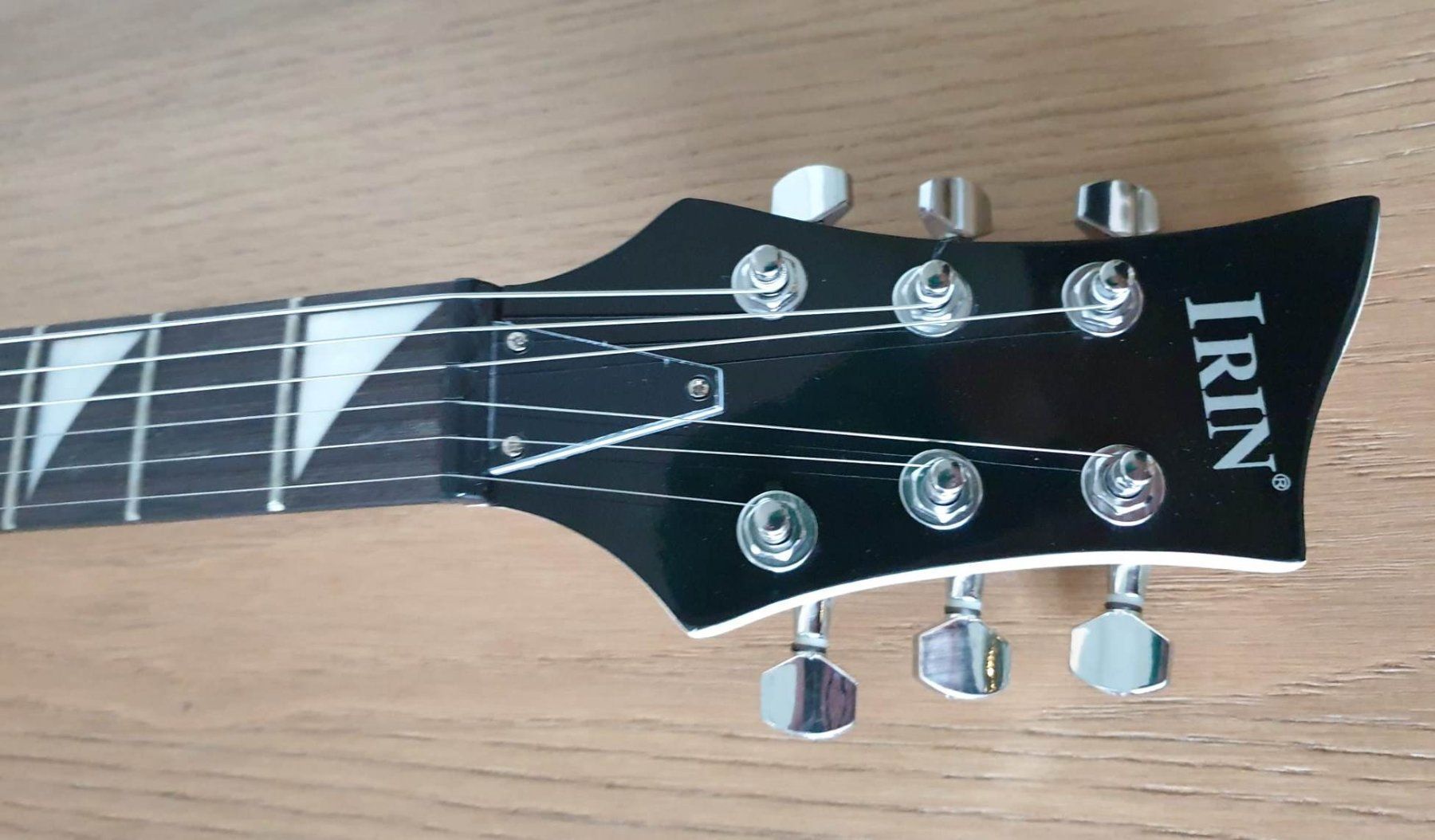 Strumenti musicali: Elektronische Gitarre von IRIN – Usato da Chur venduto da P0WER 3