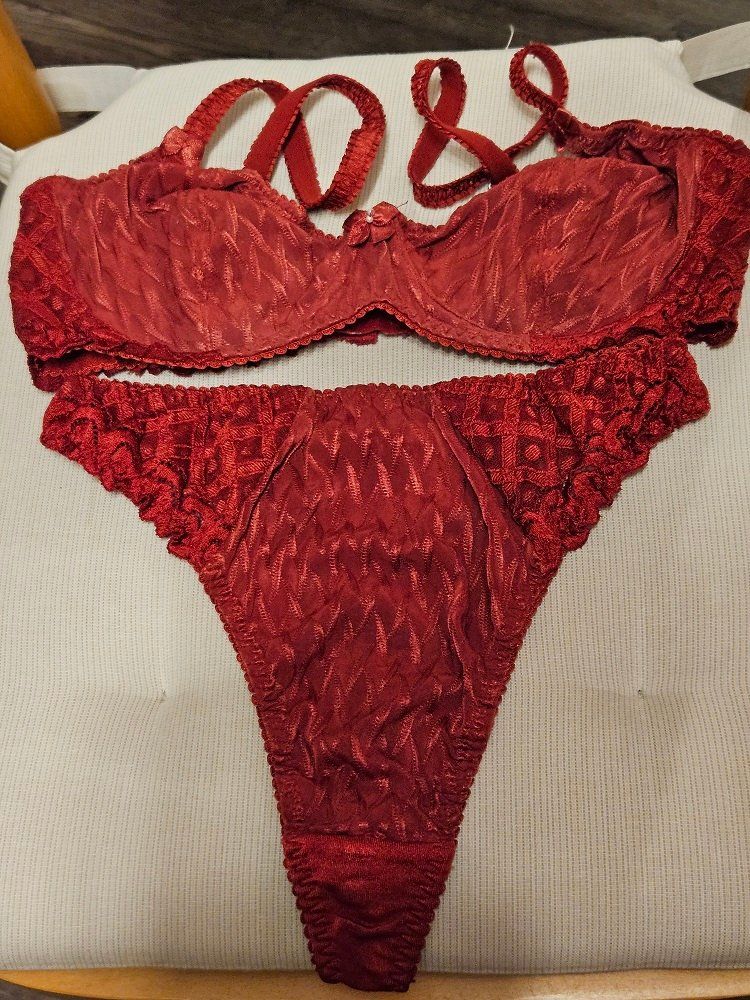 Autres dessous: Neuw. BH Gr.80C + String Gr.L - dunkelrot – Neuf (Voir description) à Uznach par Laeuffer
