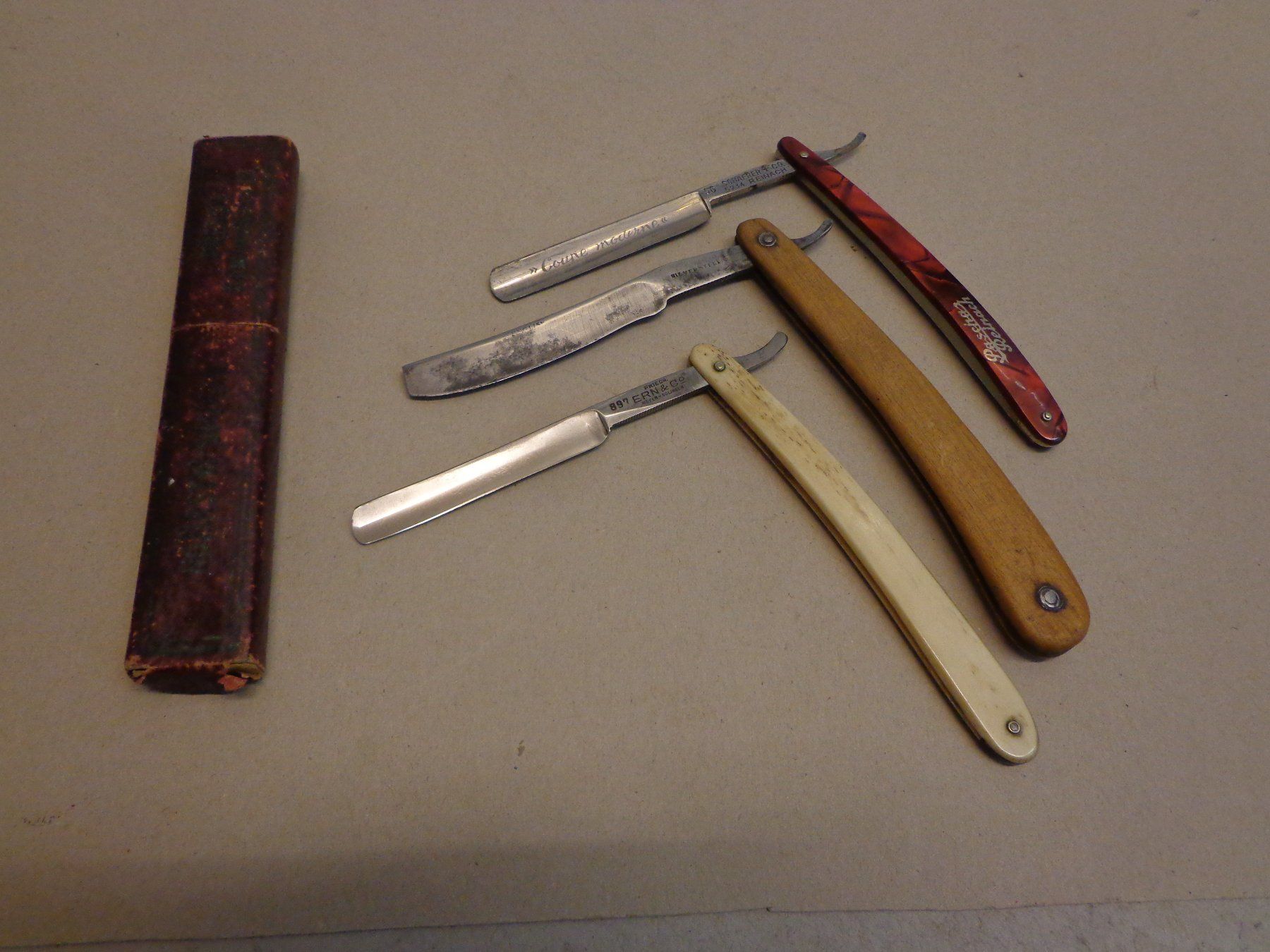 Rasierapparate & Rasierklingen: 3 alte Rasiermesser und 1 Etui – Gebraucht aus Zofingen von schmidi67