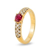 Ring aus 18-kt Gold mit zentralem Rubin und Brillanten