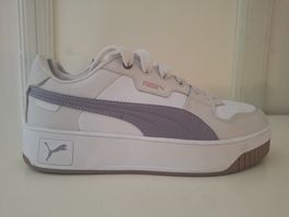 Original Puma Sneaker weiss mit flieder Akzenten.