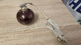 Vecchia boccetta di profumo spray in vetro viola