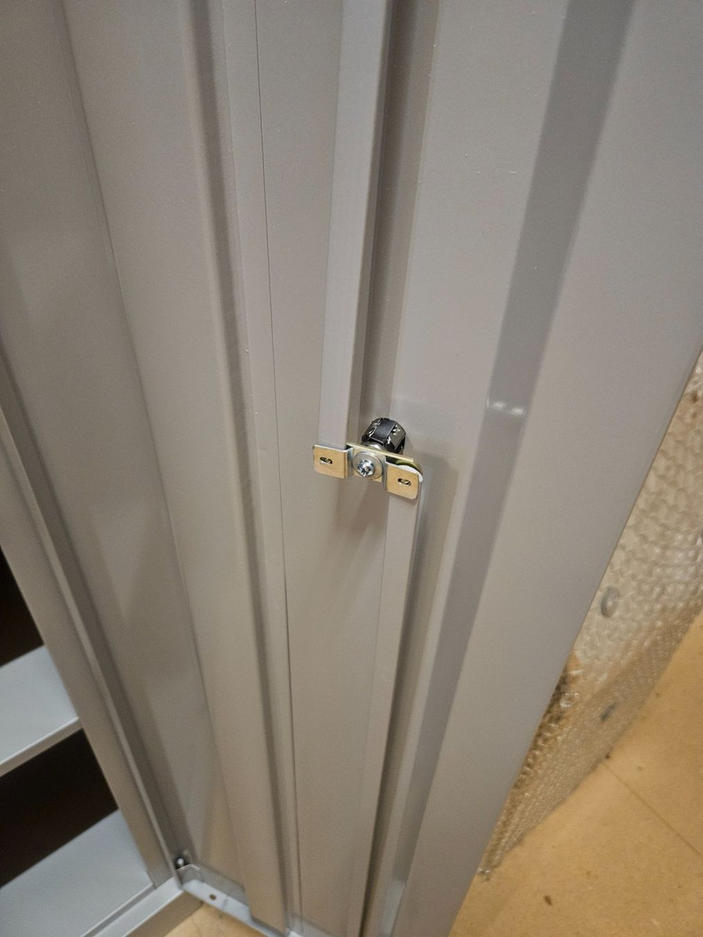 Schränke: Robuster Metallschrank / Garderobenschrank – Gebraucht aus Rüti ZH von looren94 1