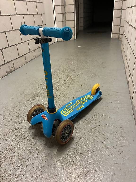 Micro Kickboard: Mini Micro in blau / gelb – Usato da Davos Dorf venduto da and_88z9
