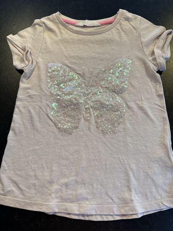 Mädchen T-Shirt Gr. 122/128 mit Pailletten-Schmetterling