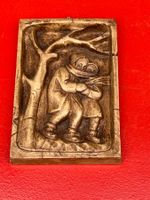 Charmantes Giessholzrelief mit Kindern in einer Sturmszene