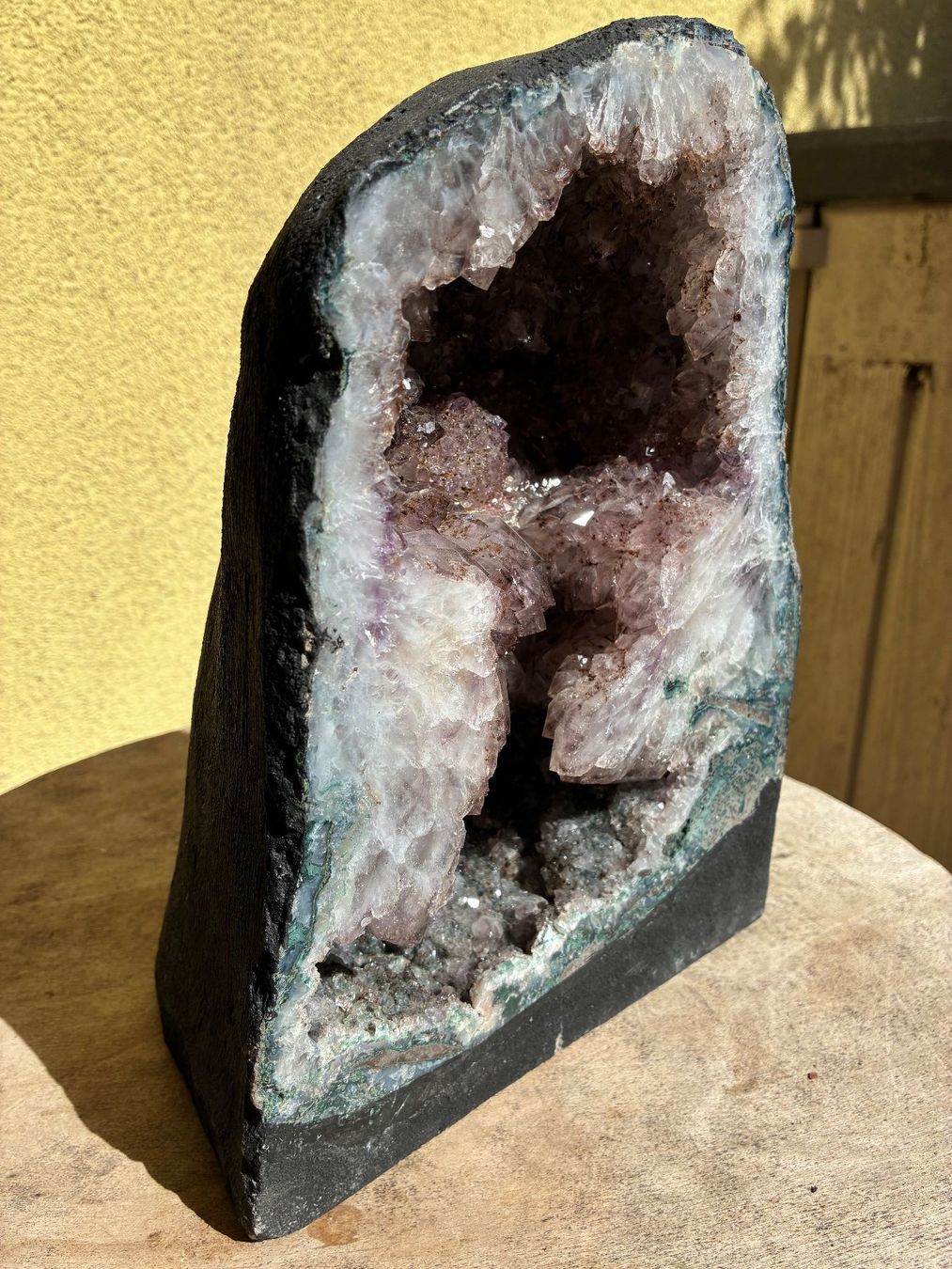 Minerali & Pietre curative: Amethyst Druse Geode 26 cm – Usato da Savosa venduto da Fransis 1