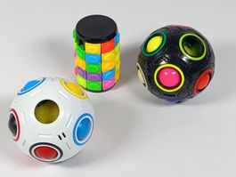 Un puzzle rotatif et deux balles casse-tête
