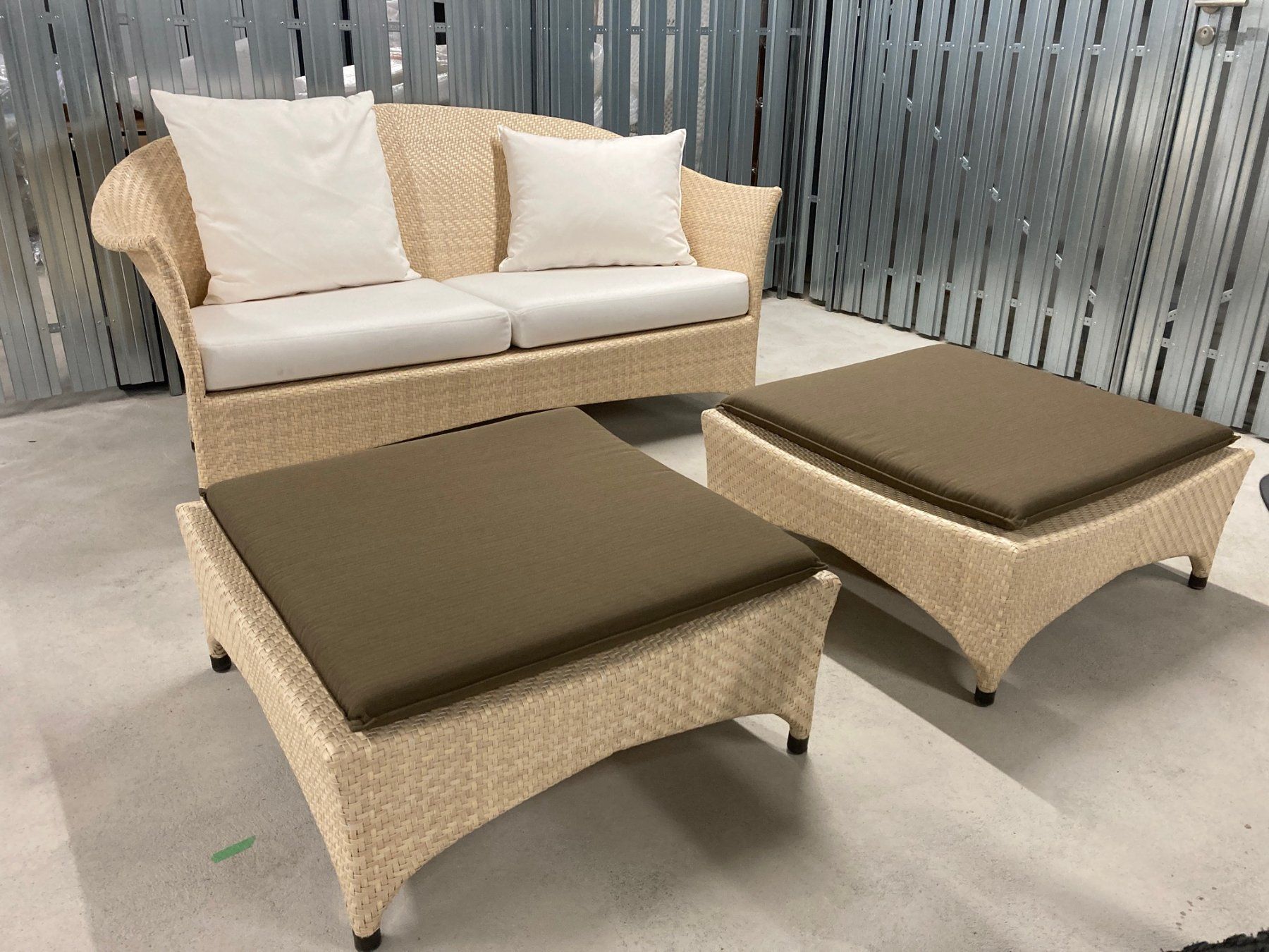 Dedon Sofas: DEDON Lounge Set Sofa + 2 Hocker inkl. Kissen – Gebraucht aus St. Gallen von Wohngut-Heule 4