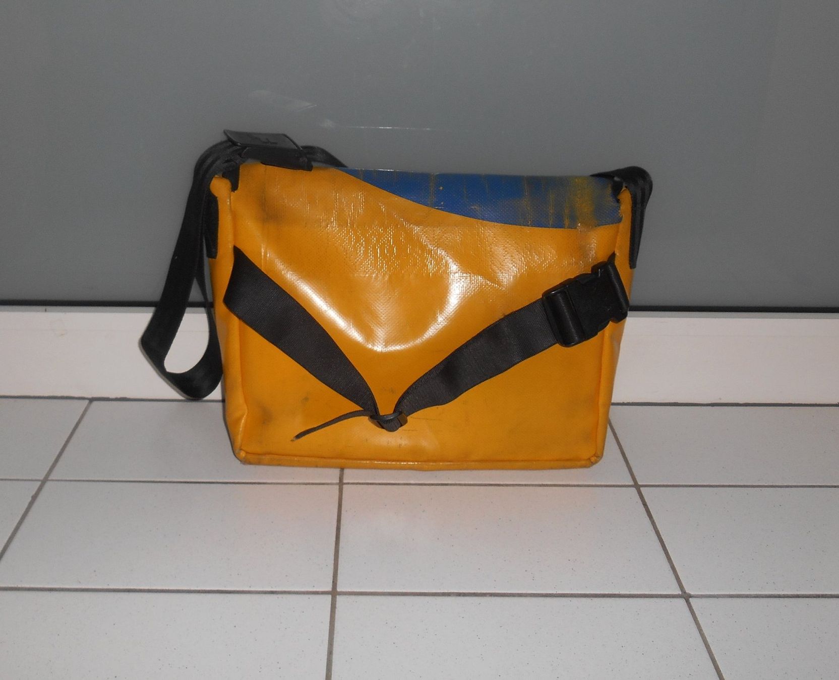 Freitag Borse: Freitag Tasche / Umhängetasche – Usato da Basel venduto da Birs868 5