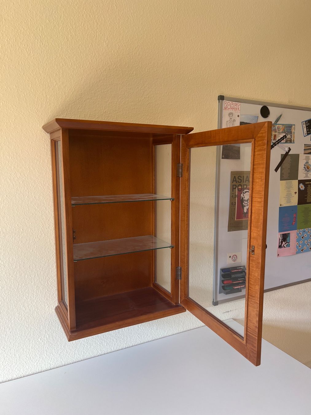 Vitrinen: Holz-/Glasvitrine – Gebraucht aus Basel von den_y5h8 4