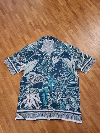 Chemise d'été Bershka, taille M, motif tropical tendance🌴! 