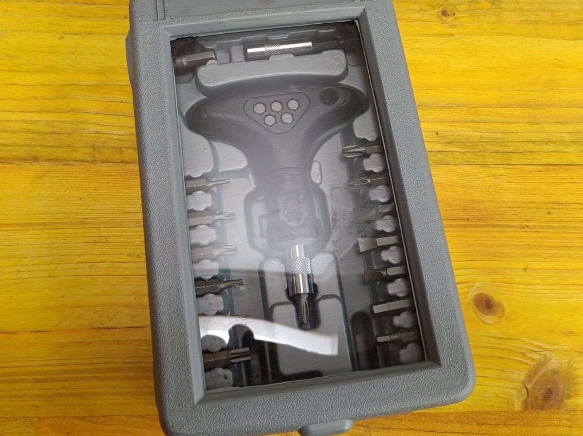 Tutti gli attrezzi: Werkzeug-Set mit Ratsche und Bits - Neu – Nuovo e nell'imballaggio originale da Hombrechtikon venduto da Unser_Hofer 1