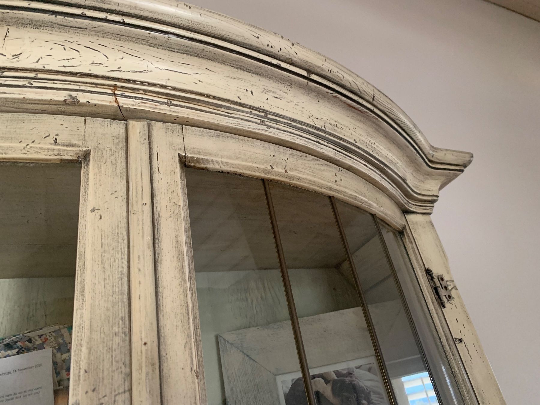 Vetrine: Stilmöbel Vitrine shabby chic – Usato da Widnau venduto da ChnopfundNagel 1