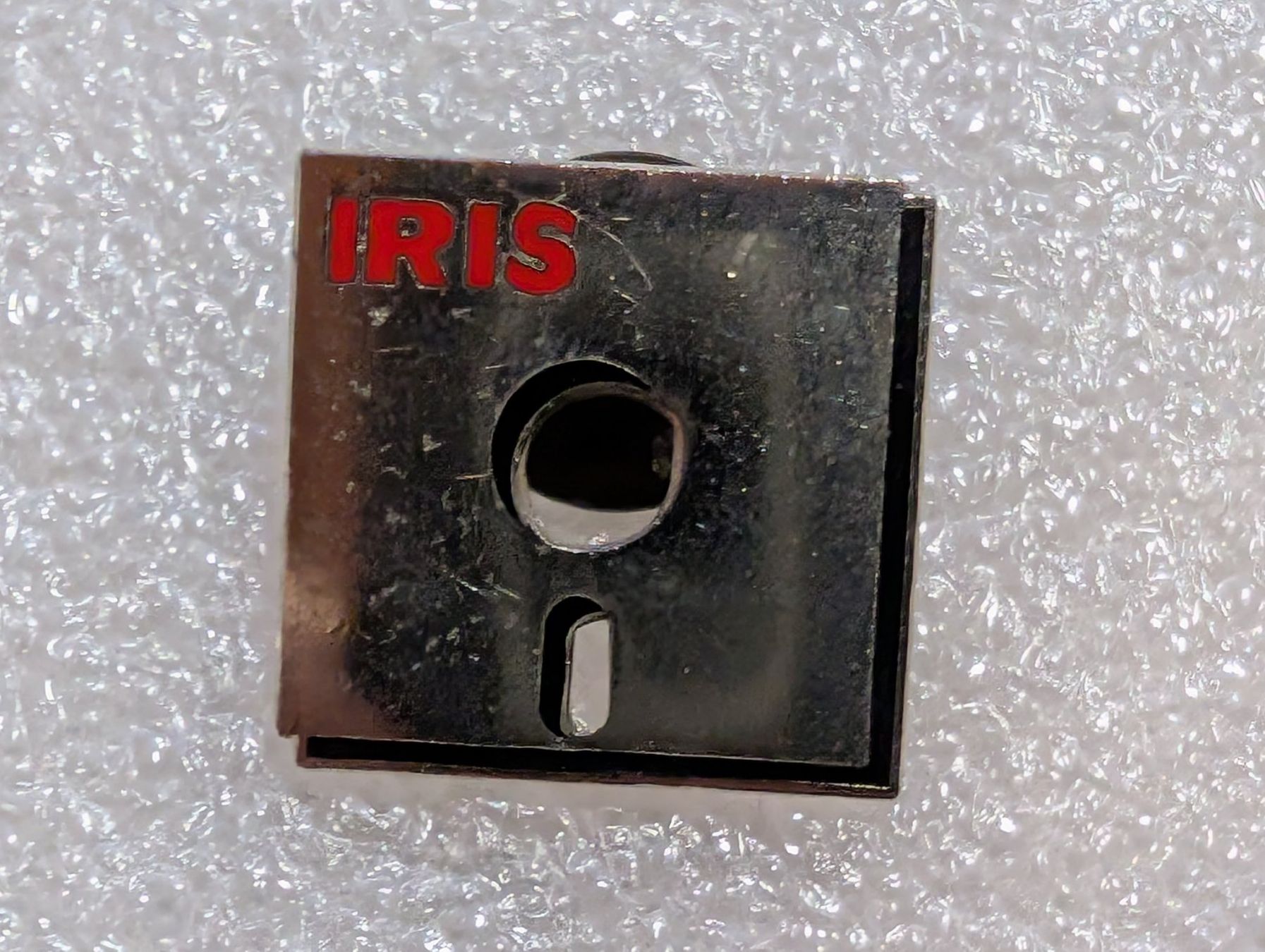 Plaketten & Abzeichen: Ansteckpin 267: Iris – Gebraucht aus Oppligen von Pin-Fall-Shop
