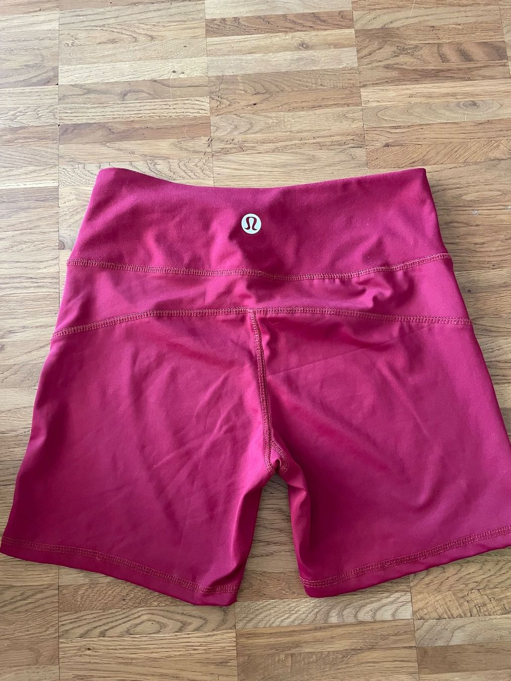 Lululemon Pantaloni: Lululemon Shorts bordeaux rot Grösse S – Usato da Männedorf venduto da bluebird35