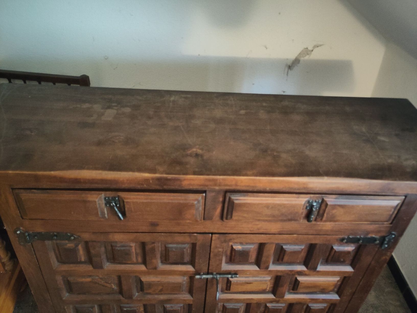 Cassettiere: Antikes Nussbaum Sideboard mit Schnitzereien – Usato da Derendingen venduto da Biberister 2