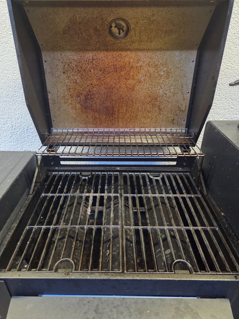 Griglie: Gasgrill mit Smoker – Usato da Herisau venduto da mischa30 4