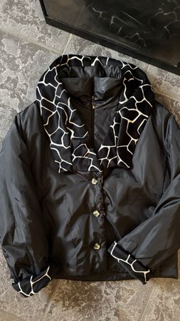 Schwarze Winterjacke mit speziellem Muster, Gr. 40