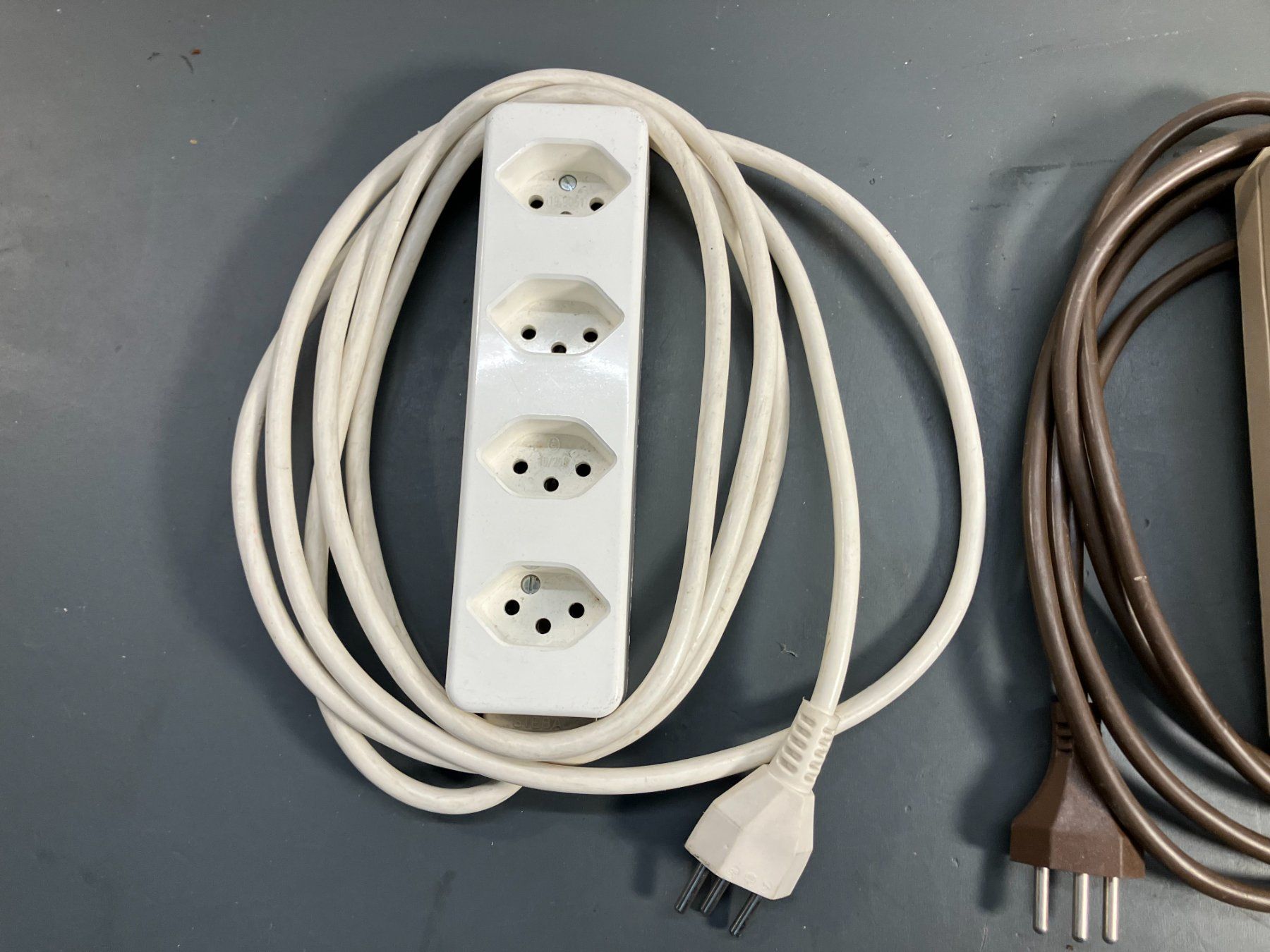 Stromzufuhr: Post. div. Stromsteckleisten ohne Schalter ab 1.- – Gebraucht aus Lichtensteig von Buy24International 3