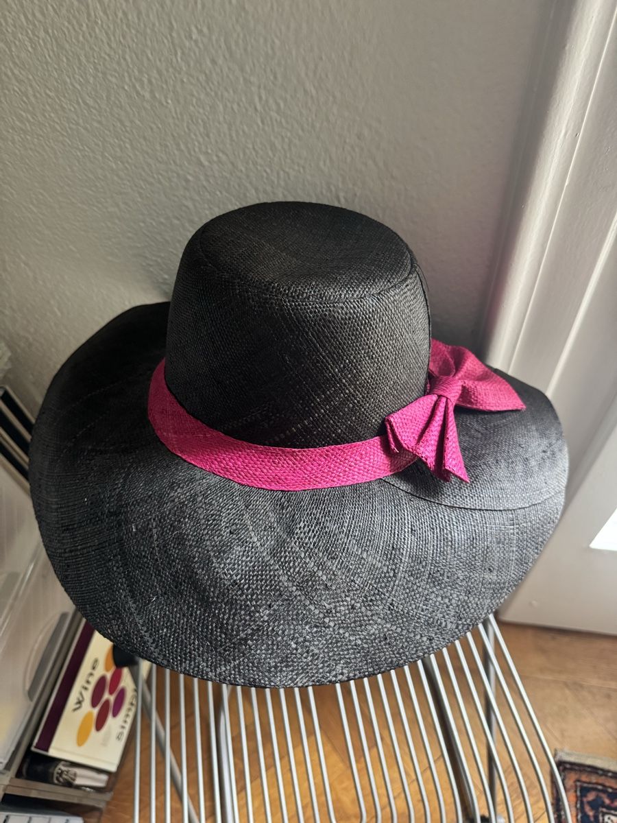 Hüte, Mützen & Caps: Black straw hat with fuschia bow – Gebraucht aus Zürich von kri_zhv2