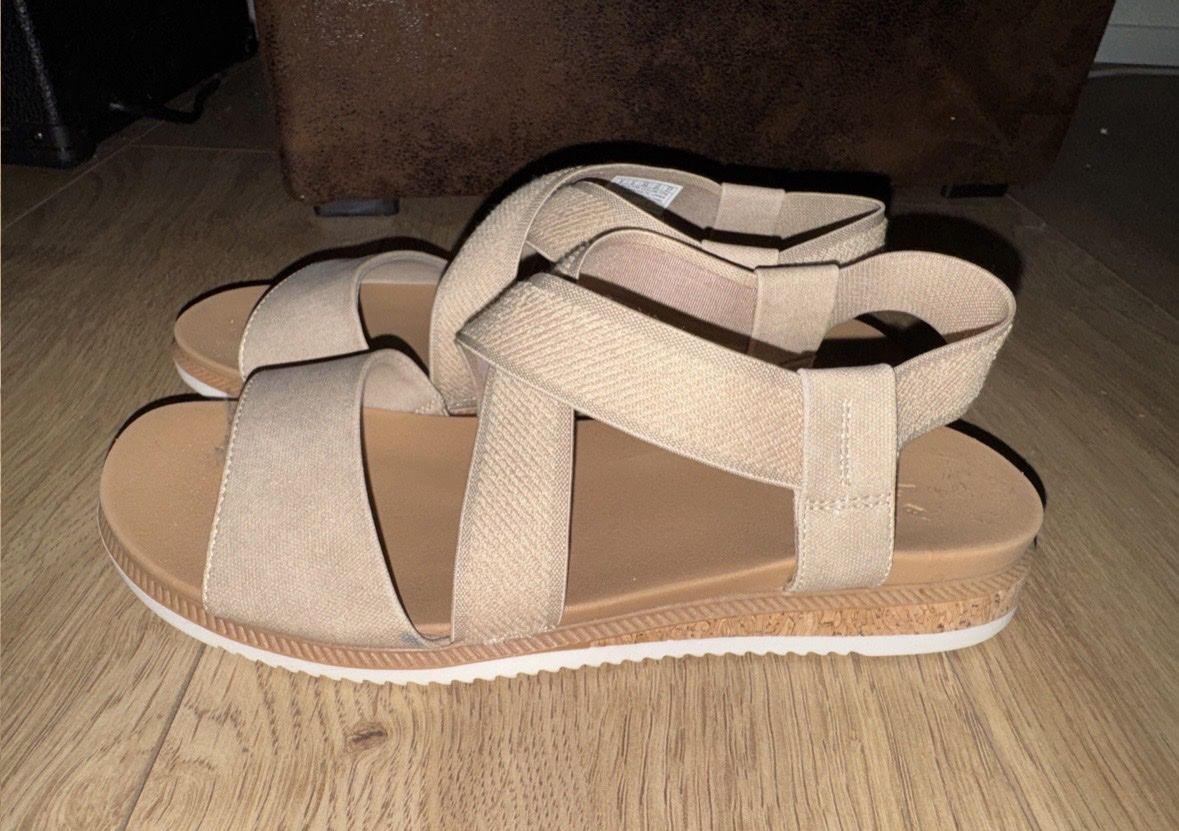 Chaussures femmes: ZWEI PAAR SANDALEN IN GR. 38 – D'occasion à Muri AG par rah_x6jr 2