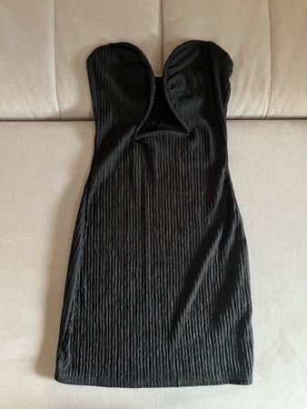 Kurzes Abendkleid mit schönen Ausschnitt , schwarz 