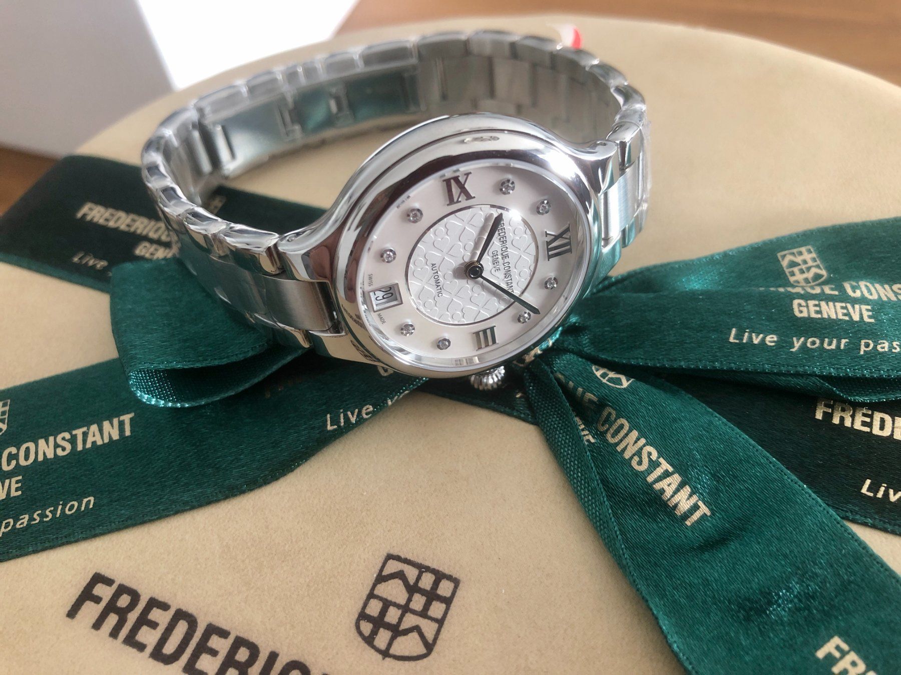 Frederique Constant Orologi: FREDERIQUE CONSTANT Classics Delight, Automatic, Diamonds – Nuovo e nell'imballaggio originale da Le Mont-sur-Lausanne venduto da LycaGallery
