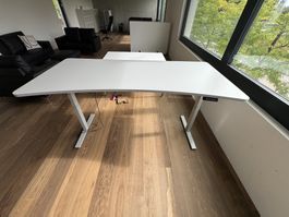 Elektrisch höhenverstellbarer Bürotisch mit Memory-Funktion