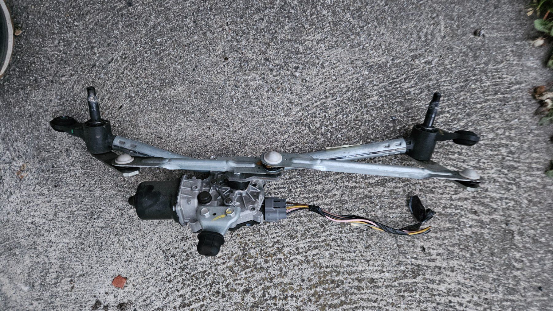 Tutti pezzi di ricambio auto: Dacia Dokker Wischermotor mit Gestänge – Usato da Sarnen venduto da Profi3 1