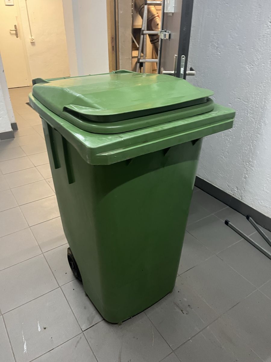 Eléments de bureau: Grüncontainer 500liter  – D'occasion à Neerach par fuz_8d7l 2