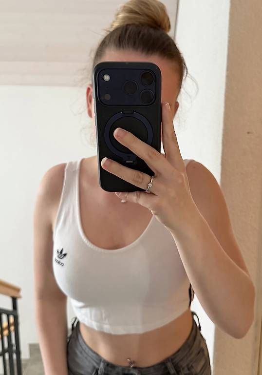 Top: ADIDAS CROP TOP – Usato da Affeltrangen venduto da janaleiin