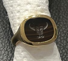 Ring angefertigt in Gelbgold 750 mit braunem Achat Stierkopf
