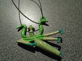 Anhänger Grashüpfer, grün Töne