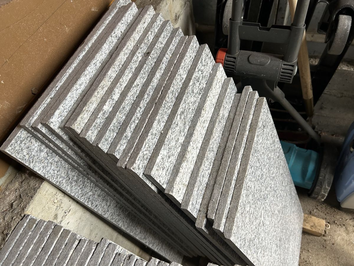 Rivestimenti per pavimenti: Granitplatten geschliffen – Nuovo (secondo la descrizione) da Gontenschwil venduto da Farigo 2