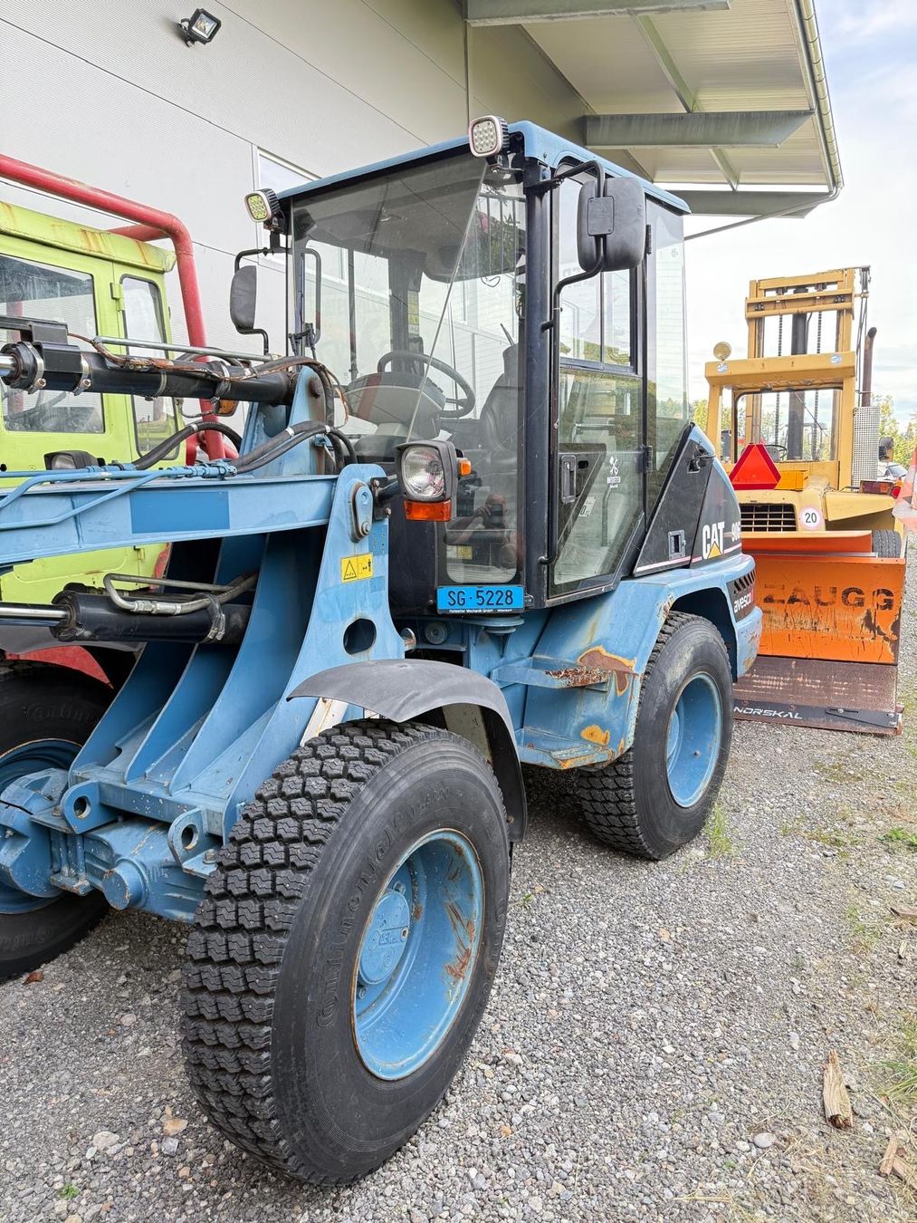 Caterpillar Caricatori: Pneulader CAT 906 – Usato da Wittenbach venduto da HofstetterMechanik