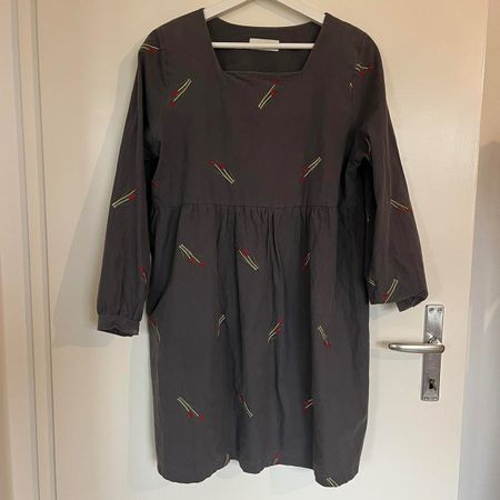 Graues Kleid mit Stickdetails