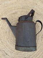 Antike Benzinkanne aus Metall mit Rost Gebrauchsspuren