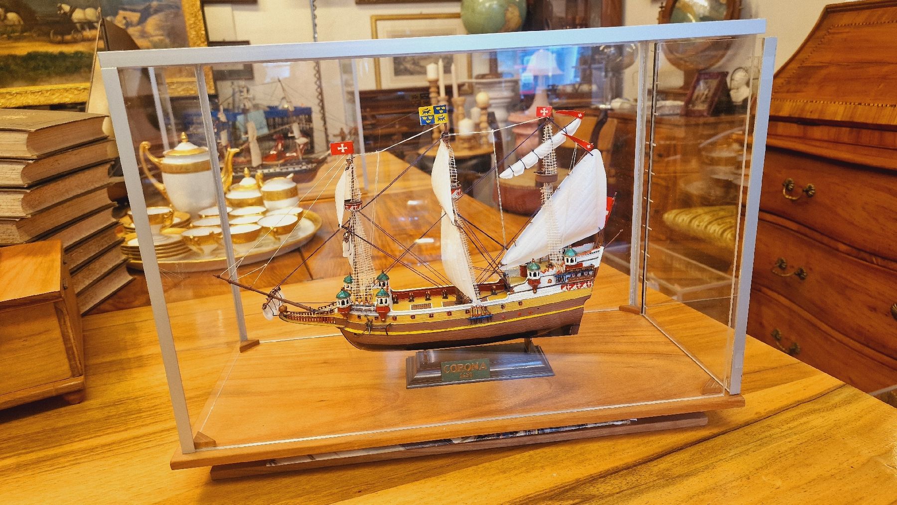 Kit di modellismo & Modellini statici: Schönes Modellschiff "Corona 1450" mit Vitrine – Usato da BERN venduto da Intarsia