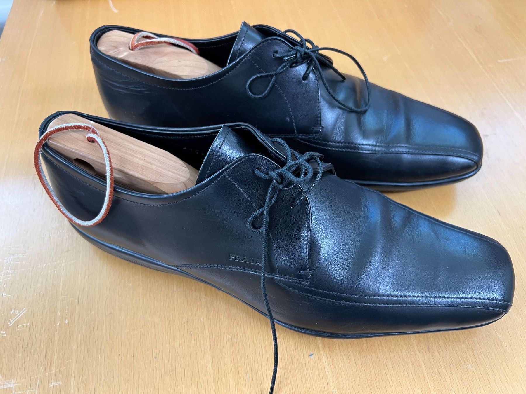 Prada Scarpe da uomo: Paire de chaussures Prada 42 – Usato da Basel venduto da La.Bonne.affaire 1
