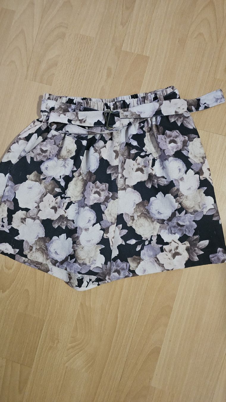 Pantaloni: Short fleuri taille haute – Usato da Sornetan venduto da T.a333