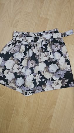 Short fleuri taille haute