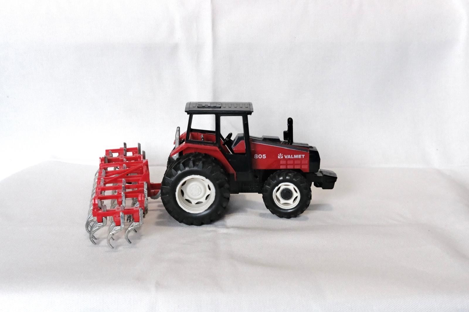 Britains Kit di modellismo & Modellini statici: Valmet 805 Traktor Britains mit Grubber vintage – Usato da Aesch BL venduto da aligator010