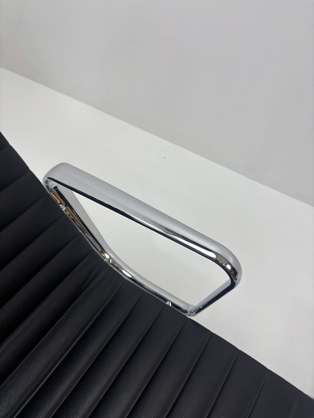 Vitra Poltrone: Eames Vitra EA 124, EA 125  Lounge - Nero Leder / Cuir – Usato da La Sarraz venduto da swq_1hv 4