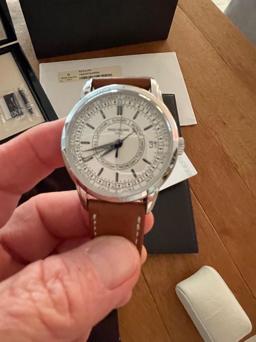 Patek Philippe Orologi: Patek Philippe Calatrava 5212A NEW – Nuovo e nell'imballaggio originale da Gossau SG venduto da DeRiE 1