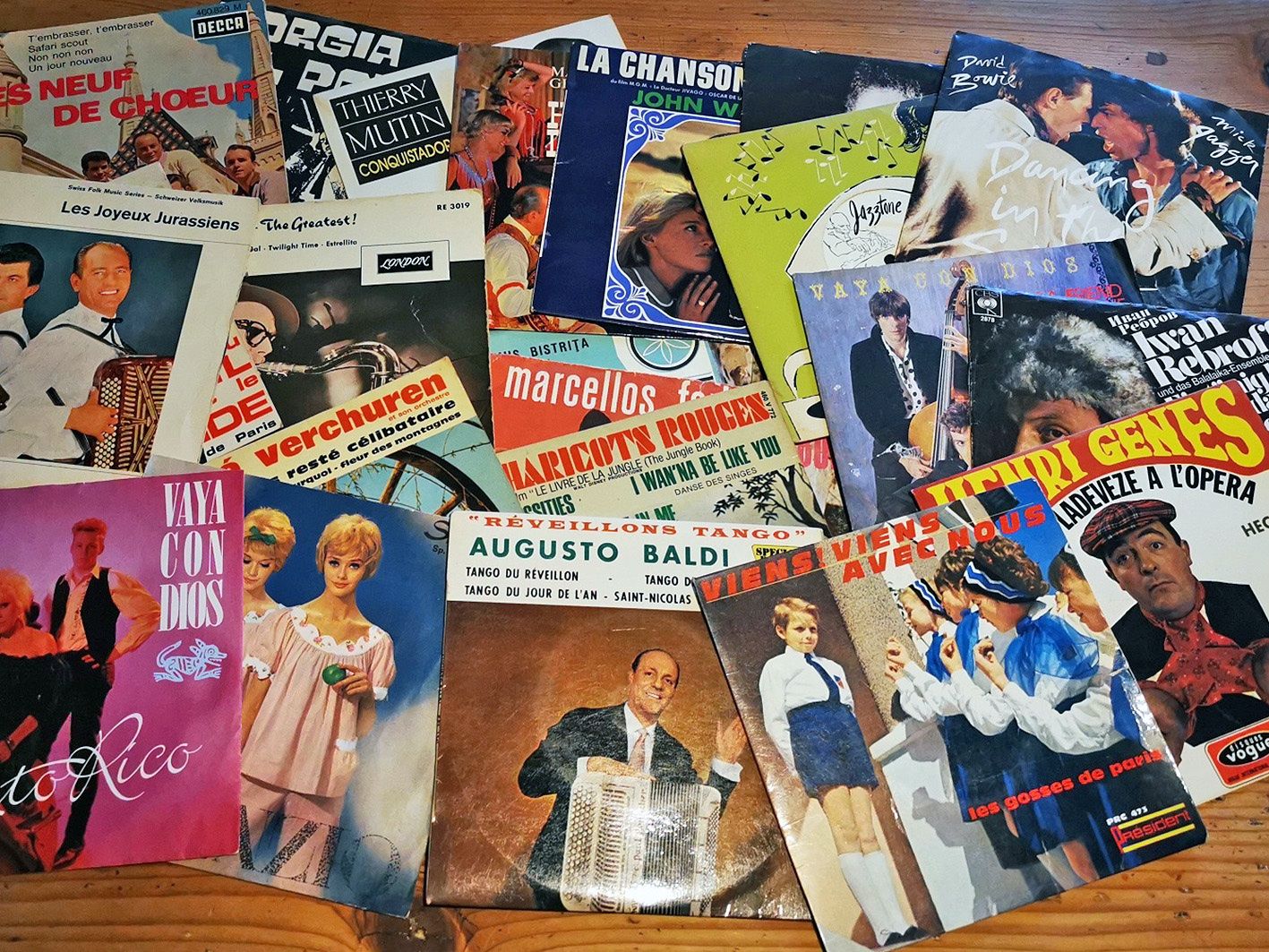Schallplatten: Lot de 26 disques 45 tours variété – Gebraucht aus La Chaux-du-Milieu von Jbv