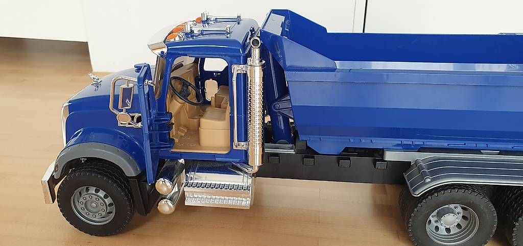Spielzeuge: Bruder LKW mit Kippmulde – Gebraucht aus Egg b. Zürich von ZH-8132 3