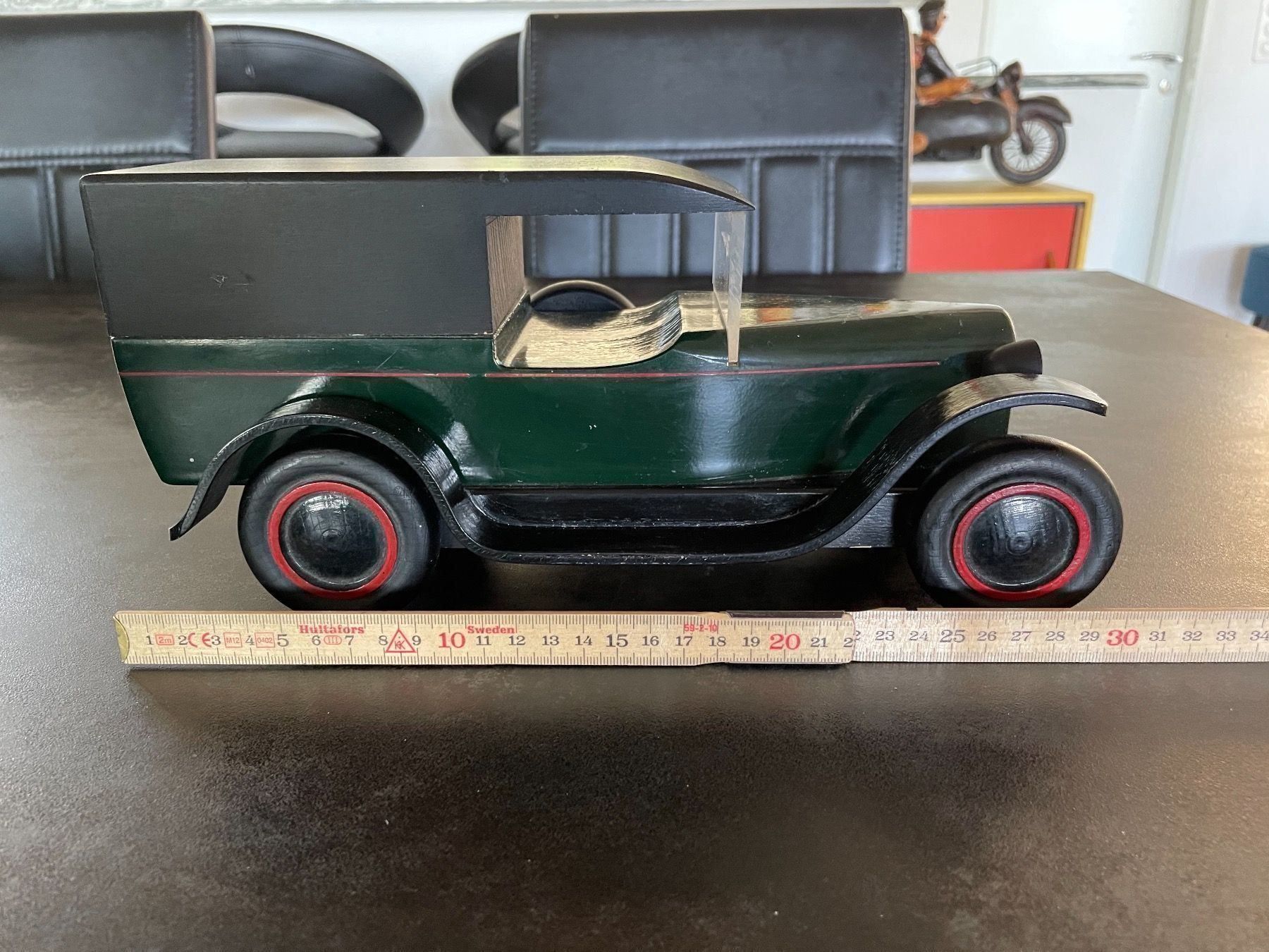 Speedster 30cm noire 2289k de Vilac, une voiture de sport en bois laqué
